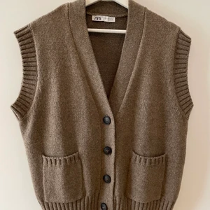 Superfin kofta/väst  - Säljer denna superfina västen/ koftan🌸säljer den för att jag inte fått så mycket användning på senaste tyvärr. Hoppas den passar bättre i din Garderob 🌻🌻 jättefin passform och färg. Den är knappt använd 