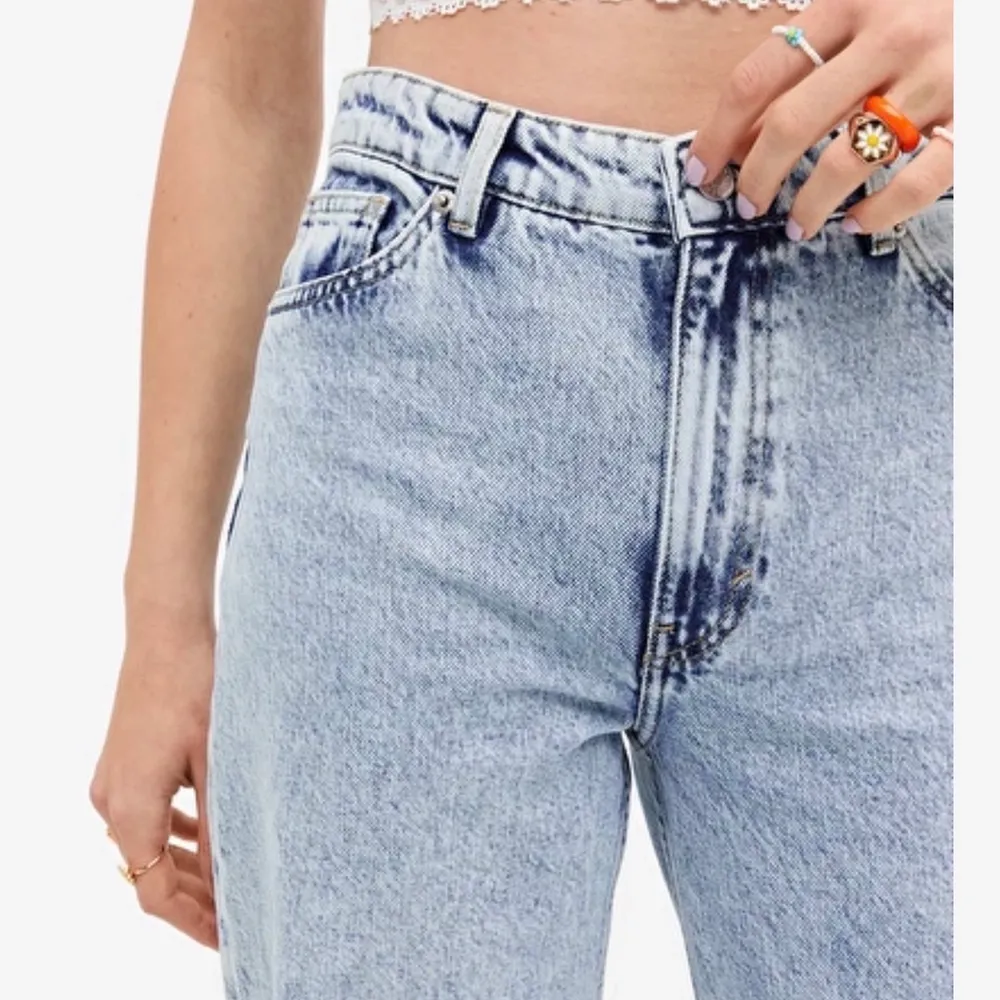 Blåa super snygga jeans i storlek 40! Endast använd när jag testade dem, säljer dem pågrund av att dem va för stora för mig!. Jeans & Byxor.