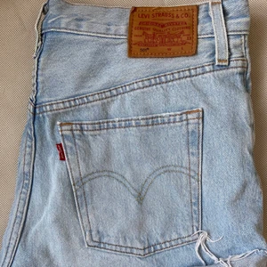 Levi’s 501 shorts - Säljer mina klassiska Levi’s 501 shorts. Använda 1 gång och passar mig som är en S. W27