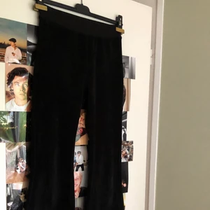 Super sköna utsvängda mysbyxor - Ett par svarta mysbyxor som sitter så galet bra och är jätte bekväma!! De är i storlek 146/152 men funkar som XS, men det beror på hur lång man är. Byxorna har ett sametstyg och är väldigt stretchiga🖤