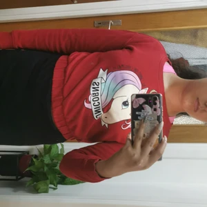 En mag tröja  - En unicorn mag tröja den är långarmad . Den är använd 4-6 gånger 