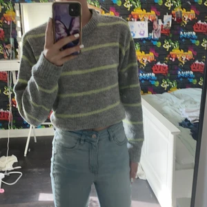 Stickad tröja ,super skön! - Stickad tröja ,knappt använd ,nyskick grön o grå!