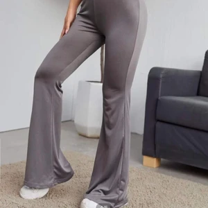 Helt nya bootcut tights - Bootcut Tights från Shein som jag köpte men som är för tighta, som då gör att de inte ser bra ut på mig. Tror att någon som har mindre lår än mig hade passat bättre i dem. De är köpta för 44kr, men säljer för 55kr och då ingår frakt i det priset.☺️