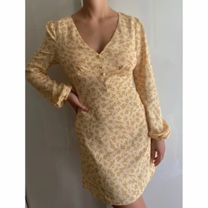 Nelly-glamorous V neck dress strl 36/S - Plagget köptes för 400kr och jag säljer den för 250kr. Plagget har jag haft på mig en gång och nu är den för liten på mig därför är min syster modell på bilden, hon är ca 164 cm lång och bär på strl S. Jätte fint plagg för sommaren med ett bra pris. Bilderna är mina och är tagna från min mobil❤️