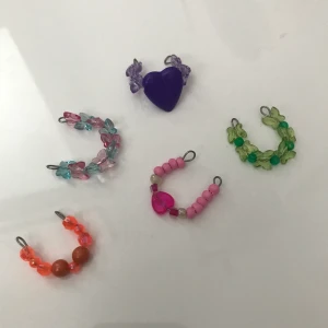 Egengjorda ringar  - Öppna ringar gjorda av ståltråd med olika pärlor🌼.        Ringarna är öppna och då justerbara så de passar alla fingrar 🥰