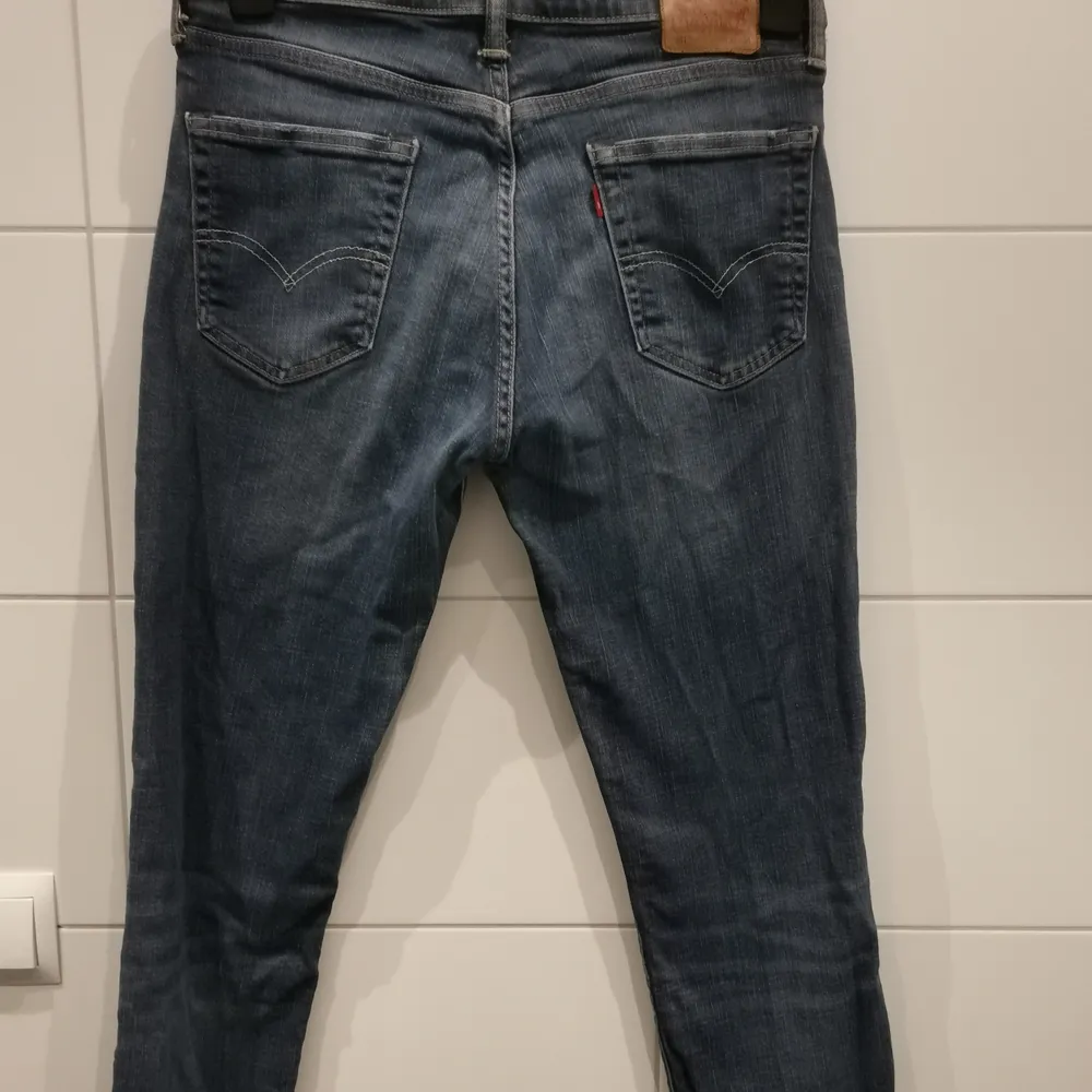 Jeans från Levi's i fint skick. Storlek w 33 l 34 🥰Gratis frakt 💕. Jeans & Byxor.