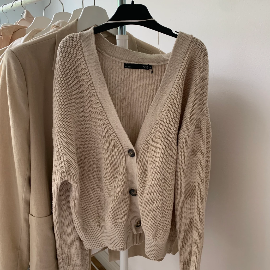 Stickad tröja med knappar. 