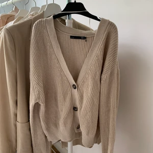 Stickad tröja med knappar.  - Beige stickad tröja. Använd ett fåtal gånger. Stolek S