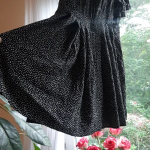 tidlös klänning -  Tidlös klänning. marinblå med vita prickar 💖 älskat den men lite för liten för mig nu.      Blixtlås i ryggen och små knappar framtill  Perfekt att ha på både höst och sommar.