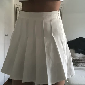 Tennis kjol - Säljer denna jättefina tennis kjol från shein i storlek XS för endast 90kr🥰 Bara använd några få gånger och är i väldigt gott skick. Kan mötas upp i Täby, annars betalas fraktkostnaden av köparen!