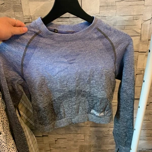 Gymshark ombre seamless tröja - Från deras ombre seamless kollektion som blev slutsåld typ 2019. Sotlek M men passar S lika bra. Knappt använd