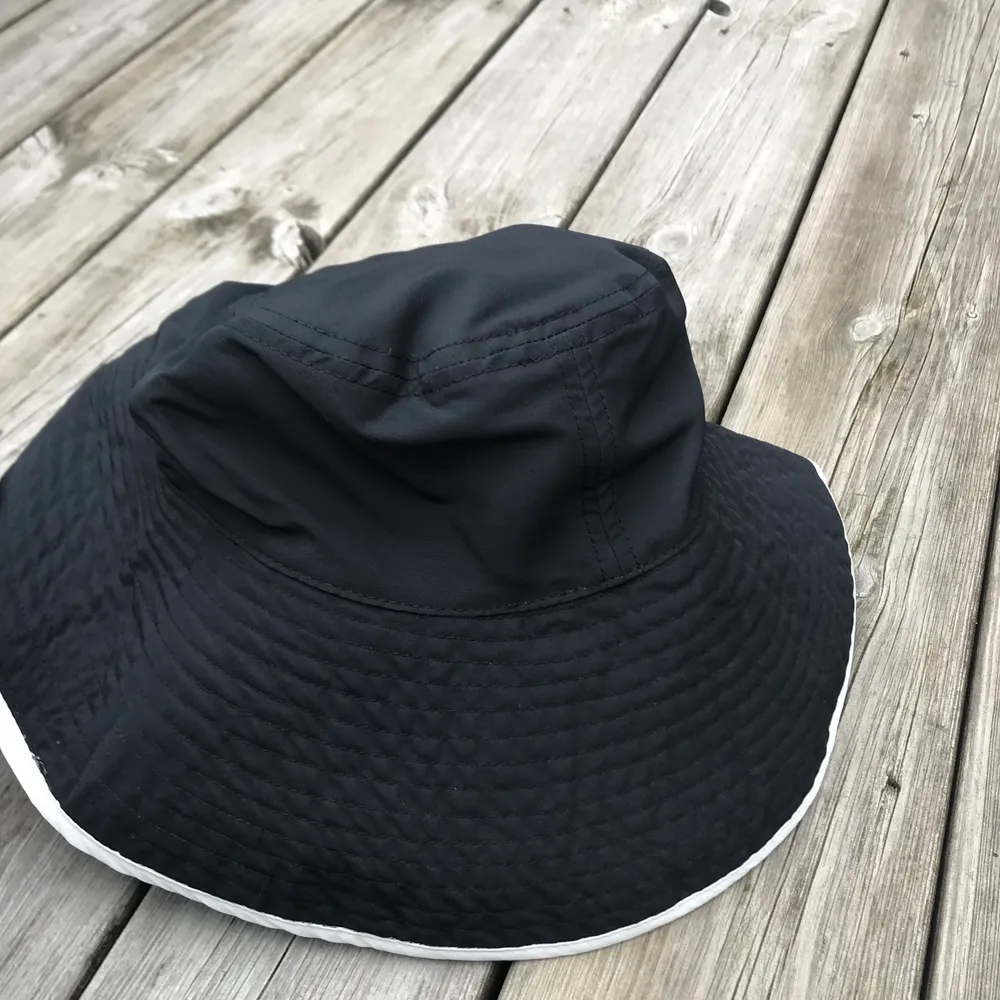 Skitsnygg bucket hat från weekday. Aldrig använd, säljer då det inte riktigt var min stil. Är både vit och svart beroende på vilken sida man har utåt så går att matcha till allt💘. Accessoarer.