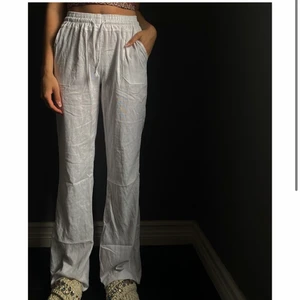 Linnebyxor - Fick nyss hem dessa jättefina linnebyxor från by anastasia. Dom är i storlek m. Dom har resor och snörning i midjan. Men tyvär var dom förlånga för min smak (jag är 168). Skulle nog passa någon från 170cm. (85cm innerlängd) . Lappen är kvar . Säljs vid bra bud! 