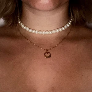 Pärlhalsband  - Egengjorda pärlhalsband i begränsat antal. Passar perfekt att ha tillsammans med andra smycken. Halsbanden är gjorda med resår vilket gör de enkla att ta av och på🌺  🌸VITA FINNS I LAGER NU!🌸 Går även att få armband i samma färg. 💕 Armband 20kr