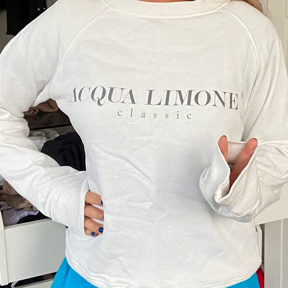 Superfin Aqua limone tröja som tyvärr blivit för liten för mig:( Har använts sparsamt, så är i fint skick! Strl XS men passar mer en Small. 🥰 (originalpris 999kr) . Tröjor & Koftor.