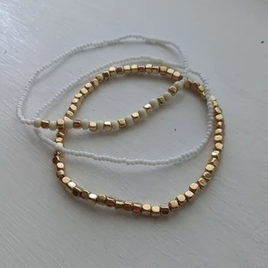 Armband - Nästan aldrig använda- mycket bra skick😊 Dom går att stretcha. Kan även användas runt foten👏 Man kan köpa dom separat för 5kr/st, annars blir det 15 för alla❣Du står för frakten!