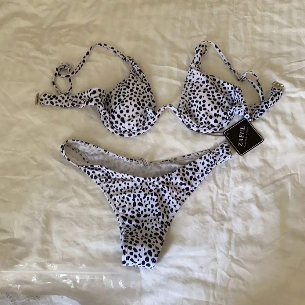 En jättefin svartprickig bikini från Zaful i storlek S. Sitter och passar jättebra överallt men tyvärr fel storlek för mig. Aldrig använd med lappen och plasten kvar. Odinarie pris: 24,12€ Hör av er om ni undrar över något. Övrigt.