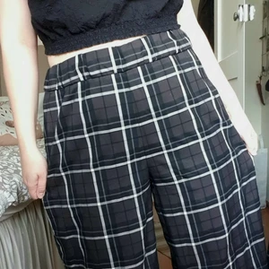 Rutiga långbyxor med resår strl M-L - Bra skick; Något stora i midjan; Ett favoritpar som man fått många komplimanger av på grund av dess rutiga mönster; Resåren har vikit sig men det syns inte; Passar bra för den med större strl