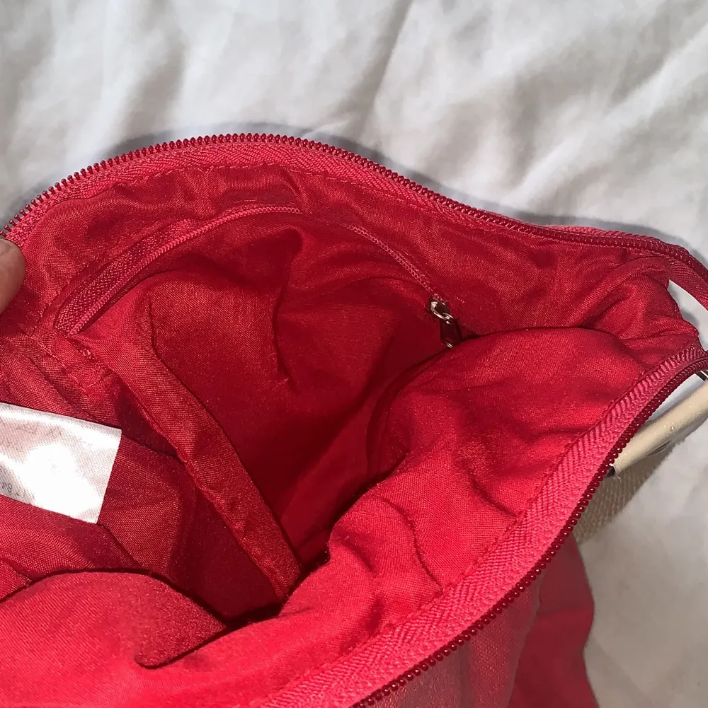 Liten rosa och beige handväska i fin kondition. 100 kr. Väskor.