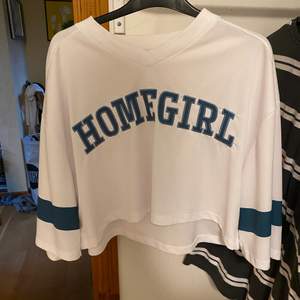 Jättecool homegirl college T-shirt från Junkyard. Köpt för inte alls längesedan men används mindre än förväntat så väljer att sälja den. 