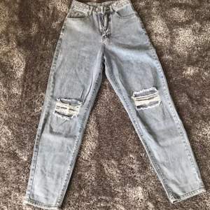 Ett par oanvända, blåa jeans från SHEIN som jag säljer för att de var för långa. Bara testat hemma. Passar nog för dig som är runt 165-170cm lång.❤️Köpte jeansen för runt 300kr men säljer för 60kr!💕💕 📦Köparen står för frakten📦