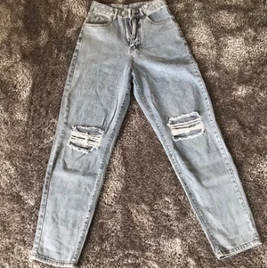 Jeans - Ett par oanvända, blåa jeans från SHEIN som jag säljer för att de var för långa. Bara testat hemma. Passar nog för dig som är runt 165-170cm lång.❤️Köpte jeansen för runt 300kr men säljer för 60kr!💕💕 📦Köparen står för frakten📦