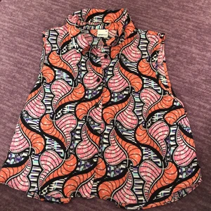 Topp med krage - Det är en topp med krage från ginatricot. Storlek 36 och passar size S. Massa färgglada mönster. Den är precis som ny (har nästan aldrig använt den)