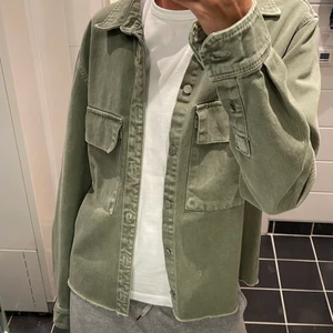 Jeansjacka  - En grön jeansjacka från zara. Använd ett fåtal gånger. Skulle säga att jackan är unisex. 