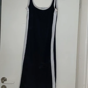 Zara klänning - Säljer denna då jag knappt fått användning för den. Använd fåtal gånger. Hör av dig för mer information och fler bilder!