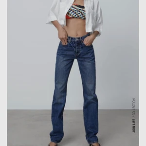 Zara Mid Rise Jens  - Säljer mina populära och sultsålda mid rise jeans från Zara eftersom att dom inte kommer till användning använt Max 2 gånger så I princip nya. Det är i vårens kollektion av mid rise och är super snygga. Ord pris 399 Budgivning start på 200kr + Frakt (köparen står för frakten och frakt priset kan variera) Hör av er om ni är intresserade eller har några frågor. 💞💞