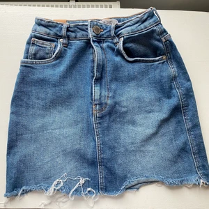 jeanskjol - superfin jeanskjol från zara! Säljer då den inte kommer till användning längre, sparsamt använd