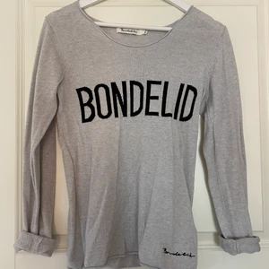 Stickad tröja - Stickad Bondelid tröja i fint skick och mjukt material som inte kliar. Aldrig använd. Hör av dig vid intresse!