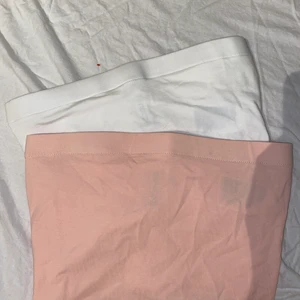 Två pack med tubtoppar - Köpte dessa tubtoppar som tyvärr var för små för mig. Säljer de för 30kr+ frakt på 66kr 💕