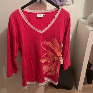 2000s - Söt 2000s topp från 2hand,storlek L men mer som en M