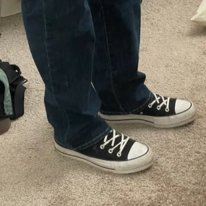 Converse - Sjukt snygga plattform Converse som jag köpte för 1 år sedan ungefär. Tyvvär försmå nu och behöver därför sälja dem vidare! Använda endast förra året under hösten och har inga tydliga defekter eller märken. De är i strl 39 men passar både 39/40 skulle jag säga😊