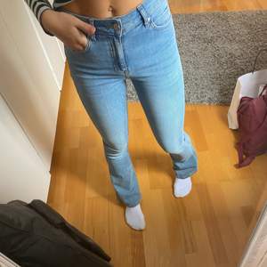 Ett par ljusa bootcut-jeans från Gina Tricot i storlek S. Jag är 166 cm lång och jeansen är i perfekt längd där de inte släpar i marken. 