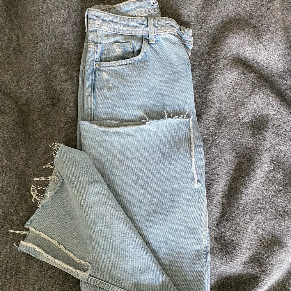 Säljer dessa nästan oanvända jeansen från Zara med en slits längst ner då de bara inte är min stil riktigt och bara ligger och tar plats. Strl 36 och säljer för 200 + 50 frakt, hör av vid intresse!🤎🤎 är btw 171 för referens:). Jeans & Byxor.