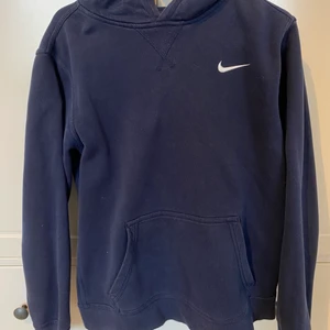 nike hoodie - en sparsamt använd hoodie som är jätte mysig och bekväm! 👾