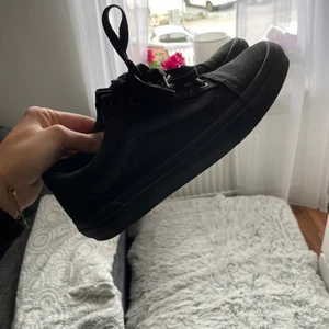 Vans skor - Säljer nu två stycken vans skor i bra skick då de inte kommit till användning. Båda är i storlek 38. Köp båda för 100kr DE HEL SVARTA ÄR SÅLDA