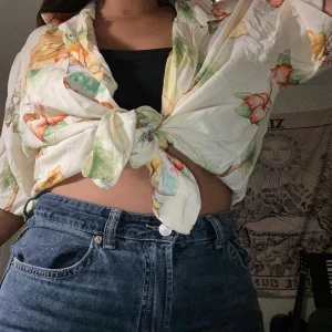 Skjorta/topp - Jättesnygg skjorta som man kan knyta till en topp! Storlek medium ❤️