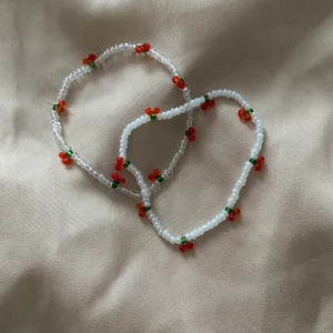 Söta körsbärs armband!🍒🤍 - Fina körsbärs armband som du kan välja färg på! Passar perfekt inför hösten. Kostanden är endast 15 kr st eller två för 25 kr st + frakt. Betalning sker via swich, kom privat!🍒☀️