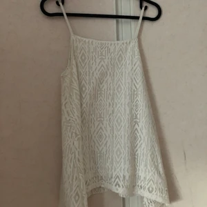 Vitt linne🤍 - Fint vitt linne, inte direrekt min stil men aaa💗 billig pga sliten!!