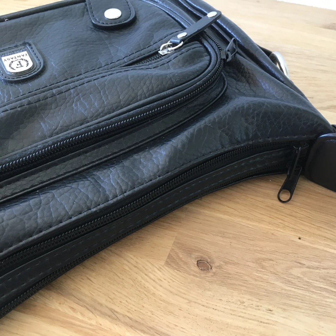 Svart axelremsväska - 90