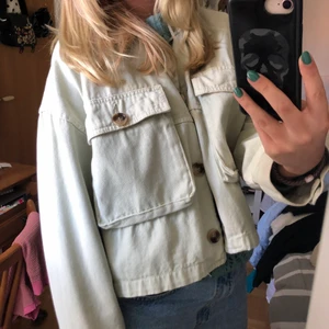 Millitärjacka - Superfin grön jeansjacka från Zara! Nästintill oanvänd 💕💕  strl L men snyggt oversize på mindre storlekar