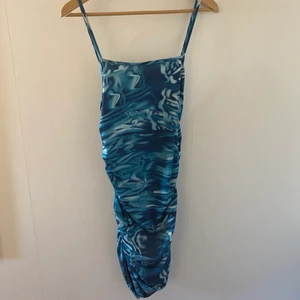 Klänning - Skitsnygg klänning från SheIn, sitter galet på kroppen 😩 Endast använd vid 1 tillfälle, superfint skick 