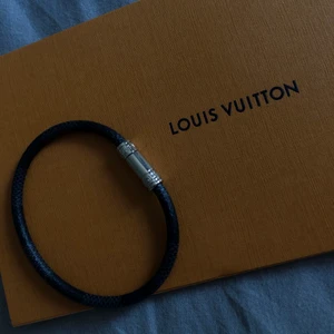 Louis Vuitton Armband  - Säljer detta äkta LV armbandet då det ej används och det finns säkert någon som har mer användning för det än jag. Kvitto mm finns med, köpte det för 1900kr och säljer för ett bättre pris även fast det är helt oandvänt💞 fråga för fler bilder på kvitto/bättre bilder mm🥰