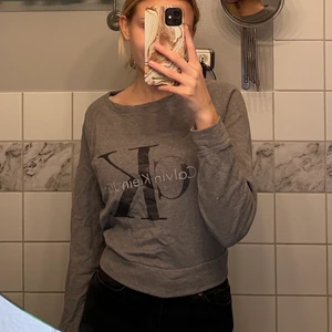 Calvin Klein långärmad tröja strl xs - Långärmad Calvin Klein tröja i storlek xs, säljer den pågrund av att den inte kommer till användning längre. Köpte den för 500 kronor. 