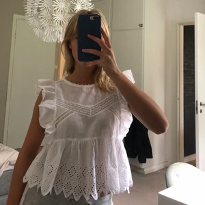 Vit blus  - En vit blus från zara med härliga volanger:) köparen står för frakt!!!