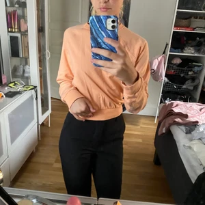 Hm fin färg med tryck på bröstet  - Fin tröja med en fin för och tryck på bröstet använd 1 gång .