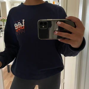 Lee sweatshirt - En mörk blå tröja ifrån Lee’s herravdelning i storlek S. Därmed är den lite större i storleken och super skön. Knappt använd💕  skriv om ni har frågor